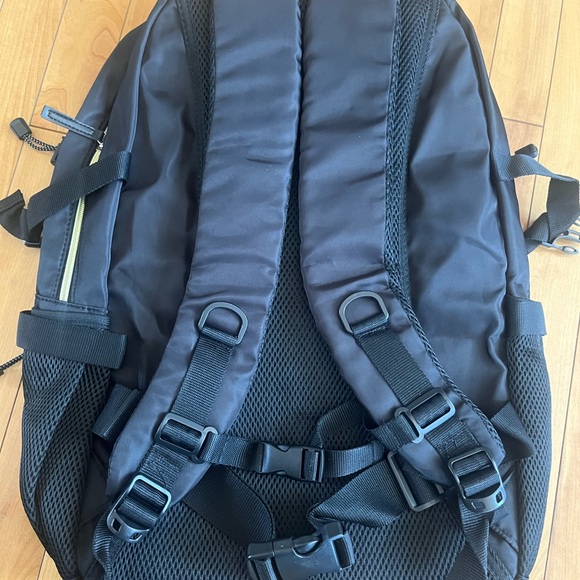 NWOT Backpack with USB mobile charger port 🆕 - Picture 15 of 15